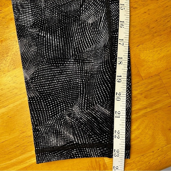 LULULEMON Time to Sweat Print Crop Leggings in Alpine B&W Print - Picture 10 of 11